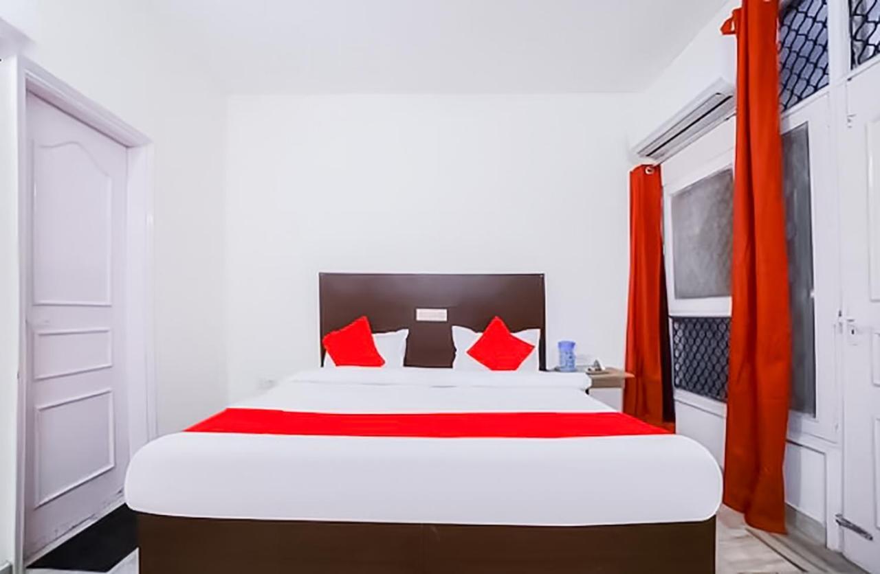 Roomshala 088 Near Anand Vihar Hotel