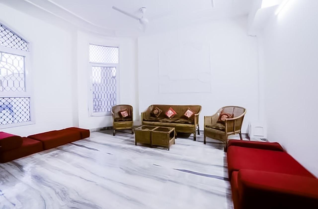 Roomshala 088 Near Anand Vihar Hotel New Delhi