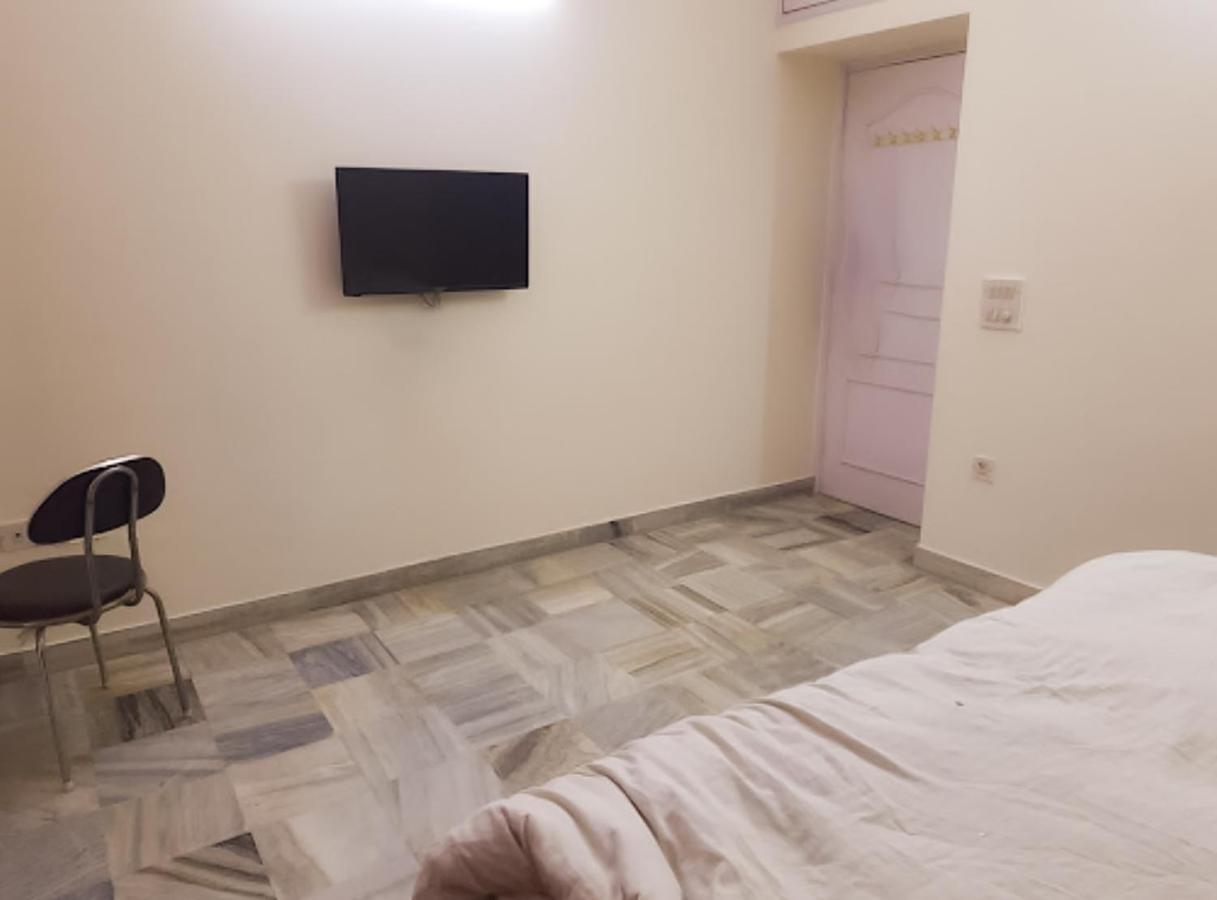 Hotel Roomshala 088 Near Anand Vihar New Delhi