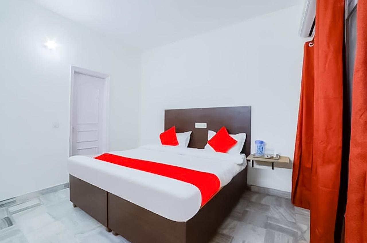 Hotel Roomshala 088 Near Anand Vihar 3*