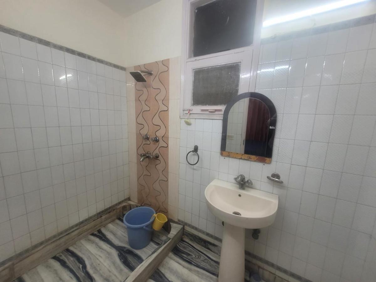 Roomshala 088 Near Anand Vihar 3* New Delhi