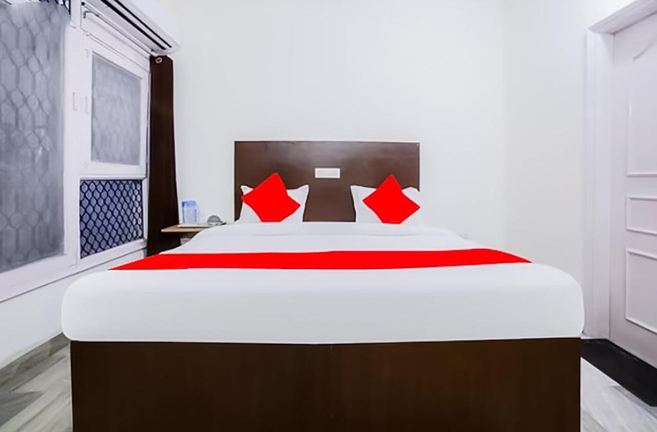 Hotel Roomshala 088 Near Anand Vihar New Delhi