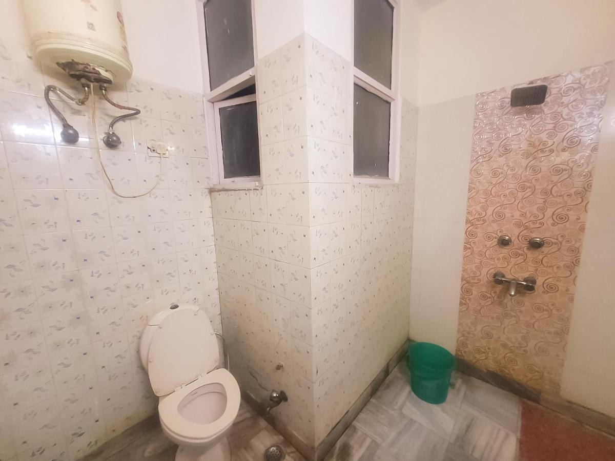 Hotel Roomshala 088 Near Anand Vihar New Delhi