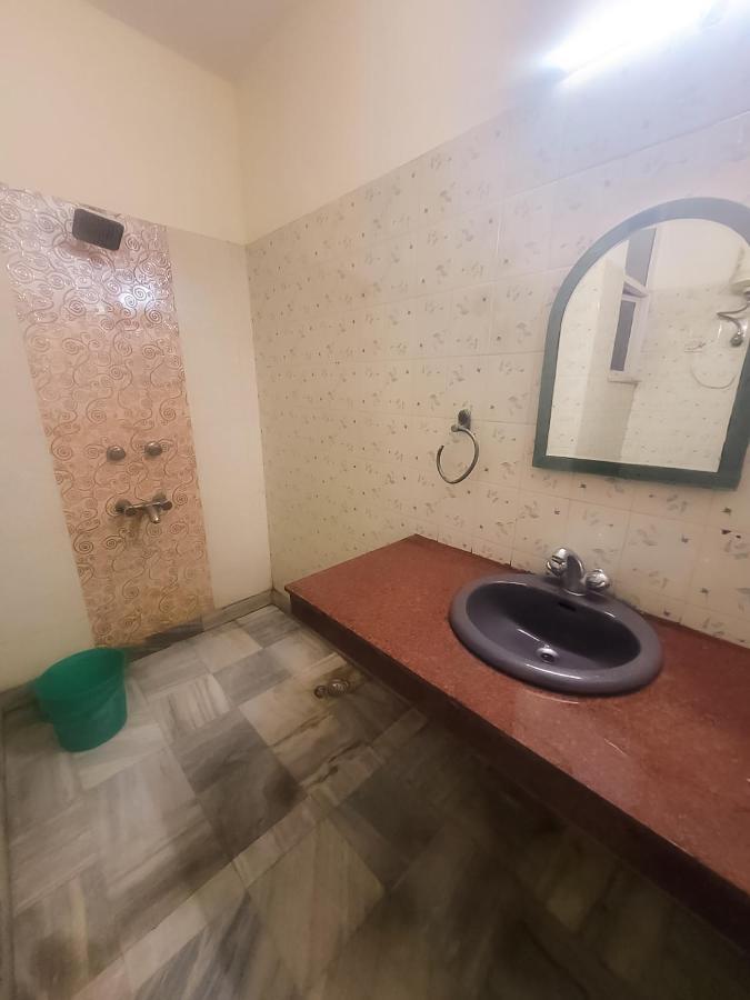 Roomshala 088 Near Anand Vihar